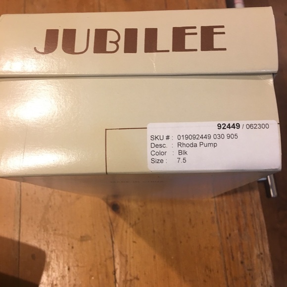 Gorgeous velvet pumps with gold studs NWT - Picture 5 of 8